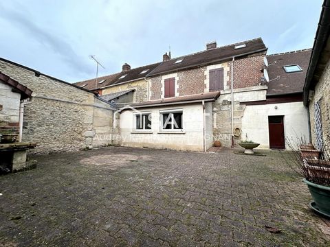 À 10 minutes de Ste GENEVIEVE, que diriez-vous de (re)tomber amoureux? Située à proximité des commodités et avec les écoles sur place, cette maison ancienne de caractère saura vous séduire par ses atouts. Après une entrée, vous découvrirez un salon a...