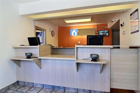 Das Motel 6-Abilene, TX bietet Unterkünfte in Abilene. Das 2-Sterne-Hotel verfügt über eine Terrasse und klimatisierte Zimmer mit kostenfreiem WLAN und jeweils einem eigenen Bad. Die Snackbar lädt zum Verweilen bei einem Getränk ein. Die Hotelzimmer ...