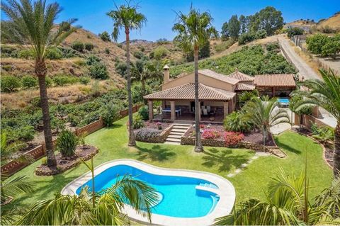 A spacious villa on a large plot combines tranquillity and comfort, ideally located just 5-10 minutes from the golf course. Surrounded by stunning countryside and mountain views, the property is designed for those who appreciate nature and outdoor li...