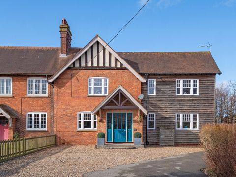 A beautifully presented cottage in a most sought-after location which has been looked after by the current owner, solid wood flooring across all down stair's rooms. Victorian plaster cornice compliments the higher-than-average ceiling height. The cot...