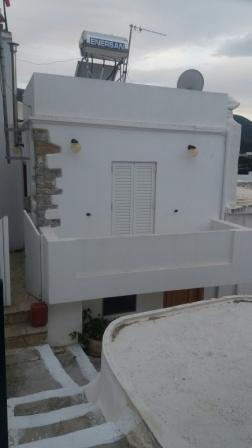 Myrsini-Sitias: House on two floors, in Myrsini-Sitia with sea view and a roof terrace. The house is furnished and located on a 70m2 plot. The bottom floor is 54m2, with 2 rooms and needs a little finishing. The upper floor is 54 m2 and is ready to m...