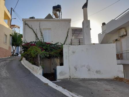 Agia Fotia - Sitia: Una casa tradizionale in pietra su due piani con cortile e parcheggio. Si trova su un terreno di 108m2. È completamente arredato. Il piano terra di 75 mq è composto da un soggiorno open space con cucina, una piccola stanza con cam...