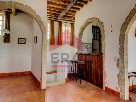 Villa de 3 chambres dans les murs du château médiéval d'Óbidos. Rez-de-chaussée comprenant une chambre, une suite, un wc et un grand hall d'entrée. Le premier étage comprend une cuisine, deux salons avec cheminée, un balcon commun et une suite. Avec ...