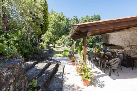 A fantastic property located a few minutes inland from the coastal area of the Rias Baixas. We find the beautifully renovated property offering good attention to detail, decoration and location. The property is located inland in the province of Barro...