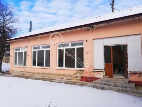 El Imoti Tarnovgrad ofrece un restaurante en la localidad de Voneshta Voda. La propiedad consta de un salón comercial con chimenea, una cocina con un gran horno de mampostería, un lavadero, un cuarto de corte, un vestidor, un trastero y un baño. Fren...