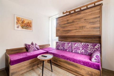 This modern and luxurious apartment for a maximum of 6 people is located on the 1st floor of an apartment house in St. Georgen near Salzburg in Salzburgerland, near the well-known ski resorts of Kaprun and Zell am See. The apartment house consists of...