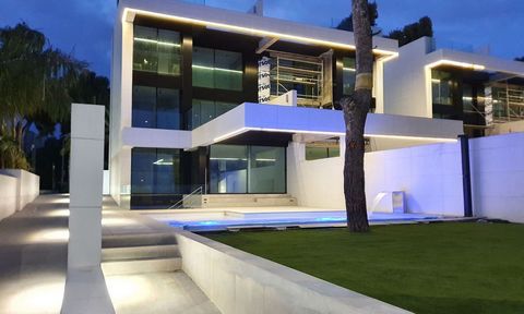 Новый дом с видом на море в шаге до пляжа Мучависта в Сан Хуан, Аликанте. Предлагаются индивидуальные дома современого дизайна с участком от 400 м2 до 740 м2, построенные в два уровня. Каждый дом имеет четыре спальни, четыре ванные комнаты, просторну...