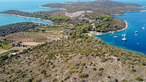 Hvar, Pakleni otoci, agricultural land, property of 49ha with an old house, vineyard, forest... Pakleni otoci, a central Dalmatian archipelago of about twenty islands, islets and reefs along the southwest coast of the central Dalmatian island of Hvar...