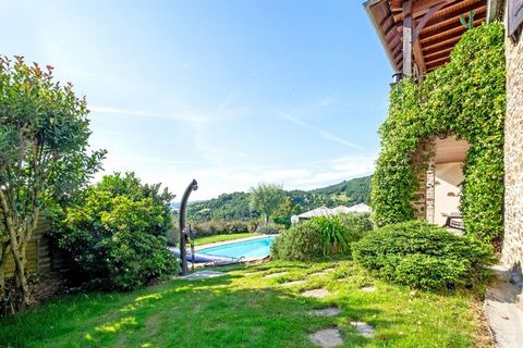 Voor een ontspannen vakantie in de natuur zit je hier uitstekend. Dit prachtige vakantiehuis in Altillac is voorzien van een privézwembad, een fijn terras en een barbecue voor gezellige avonden met het gezin. De liefhebber kan een balletje slaan op d...