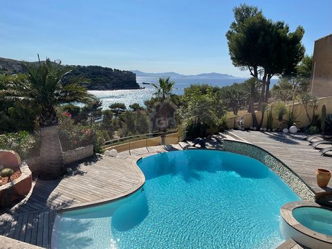 Prestigious house in perfect condition in Neo-Provencal style with sea view, swimming pool and garage on a landscaped garden of 1560 m2. This house of about 410 m2 of living space offers a living room of 80 m2 with a vast 8 m bay window out towards a...