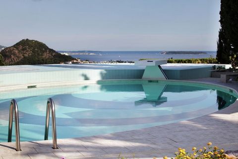 Véritable beauté architecturale sur la cote d’Azur, cette très belle et spacieuse villa d’architecte au design atypique est située au sommet d’une colline avec 360° de vues imprenables sur mer et montagnes, dominant la baie de Cannes. Avec 500 m² hab...