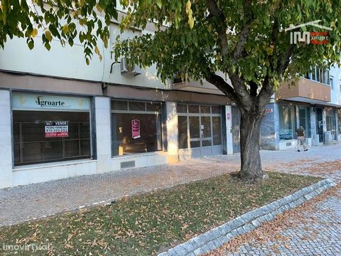 Large shop with 2 floors and two bathrooms in quiet place very close to the train station and rodaviaria.