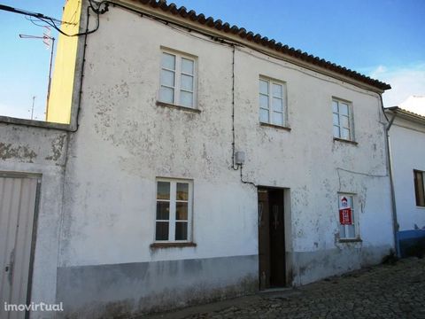 House ground floor and 1st floor with backyard and annexes. Composed of three bedrooms, two living rooms, kitchen and toilet. To recover. Good location and easy access. Situated in a village near the town of Castelo Branco. Mark your visit.