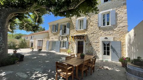 In the town of Monteux, Buyhom offers this property on almost 1 hectare and a half of land planted with various Provençal species: lavender, olive trees, fig trees ... To begin, the visit leads you to discover a farmhouse completely renovated in 2001...
