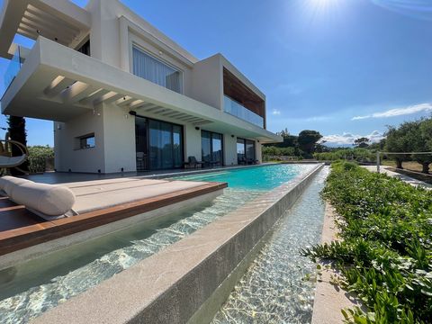 Semblant flotter au-dessus de l’océan, avec une piscine à débordement privée de 100 m² et un bain à remous donnant sur l’eau, cette incroyable villa émerge d’une falaise de Zakynthian avec une élégance de maison de mer intemporelle. Cette propriété a...