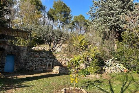 This tastefully done ancient farmhouse is located in Draguignan. A private swimming pool with sun loungers is there to refresh while enjoying the surrounding views. this home is ideal for a family vacation. Just 4 km away is the town of Draguignan, w...