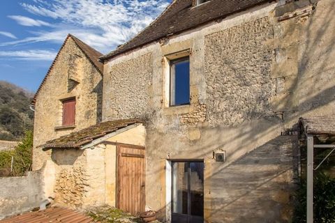 This holiday home can aptly be called the 'Golden Triangle in Périgord Noir' for it offers an exceptional view over the Dordogne valley and the castle of Castelnaud, and is a perched jewel where the balloons will come to delight you morning and eveni...