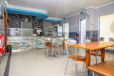 In one of the emblematic buildings of Vila do Carregado, built in 2001 and totally refurbished in 2011, Snack-Bar that with an area of two fractions and equipped with kitchen, counters, refrigerators, tables, chairs and ready to work. Come visit and ...