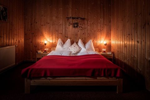 Dit ruime appartement voor maximaal 6 personen bevindt zich in een rustiek vakantiehuis in Katschberg / Sankt Michael im Lungau in het Salzburgerland, op een toplocatie direct aan de piste. Het heeft een grote woonkamer met een slaapbank, drie slaapk...