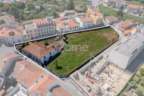 Identificação do imóvel: ZMPT558368 Palace in the center of Carvalhos, Vila Nova de Gaia with large area of ​​building land Building with 480m2 of gross area, inserted in plot with 3.279m2, right in the center of Vila dos Carvalhos, Pedroso, Vila Nov...