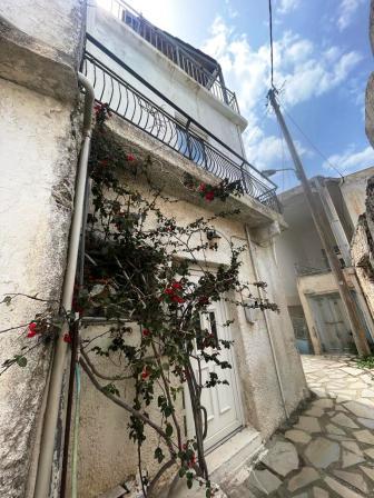 Stavrochori, Makry Gialos, sud-est de la Crète : Maison de deux étages à rénover partiellement à 7 km de la mer. La maison fait environ 70m2 sur un terrain d'environ 35m2. Au rez-de-chaussée, il y a un salon ouvert avec cuisine et une salle de bain. ...