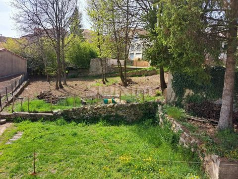 EXCLUSIVE OFFER: This ca. 7.300sq.ft. plot of land for building is a rare opportunity! Minutes away from the town center on foot, it is locagted in a quiet and green residential area with primary and secondary schools nearby. Set back from the street...