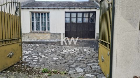 Near Châteauroux Come and discover in VATAN (36150) this Old workshop of 6 rooms with 2 courtyards inside. A double access vehicle, truck, car. Ideal for storage or to renovate for housing this property benefits from a shed part of 380 m2 and a poten...