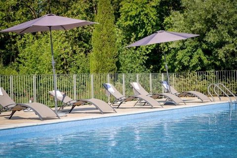This holiday resort with a total of 87 cozy apartments is just 1 km from Lac de Jouarres. A communal outdoor pool (open approx. 9am-8pm) and a barbecue area ensure leisure fun. Notes: Wifi the residential units on request for a fee (at the reception)...