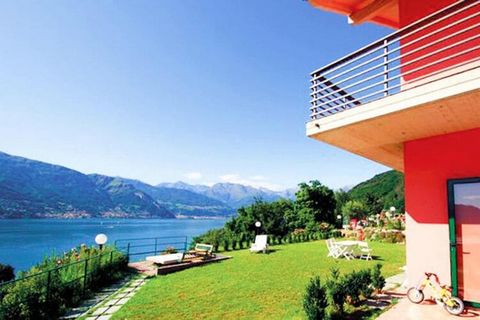 Bellissima residenza in posizione leggermente elevata, sopra il paese di Dervio. Da qui si può godere di una vista mozzafiato sul Lago di Como. Nei giardini ben curati avete l'opportunità di sperimentare la meravigliosa pace e tranquillità. Per quell...