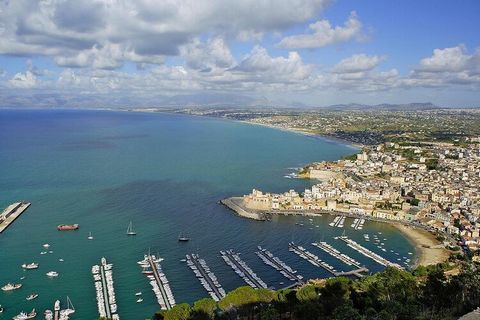 Cosy, renovated apartment located in the center of Castellammare del Golfo on the north west coast of Sicily. The place impresses with its direct location by the sea and the impressive fortress. It is definitely worth taking a leisurely stroll throug...