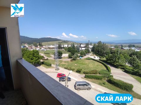 SKY LARK AGENCY à vendre un appartement de trois chambres dans la ville de Rakitovo, situé au début de la ville, à 7 minutes du centre-ville, près des plages minérales de Velingrad et Kostandovo, près de la station balnéaire de Tsigov Chark. L’appart...