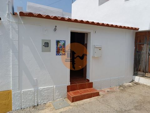 House in the center of the village of Giões in Alcoutim, Algarve. Typical Algarvian villa, with a single floor. Single storey house. With two distinct accesses through two different streets. With two indoor kitchens and an outdoor kitchen. Typical vi...
