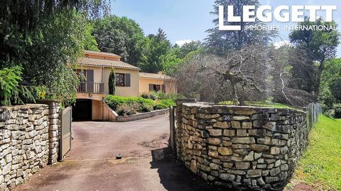 A21674VIR24 - Situated in a quiet location in a pretty residential area, surrounded by woodland, this charming house will appeal to you with its spaciousness and its mature garden with attractive trees. A great deal at a very good price. Five bedroom...