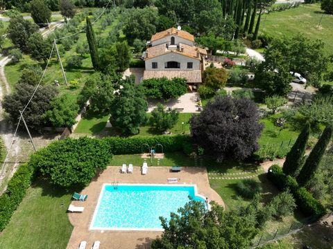 For sale in the suggestive countryside of Amelia, we offer a splendid villa with swimming pool and a vast land of 2 hectares. The property boasts an internal distribution on two levels and includes five apartments, each with an independent entrance, ...