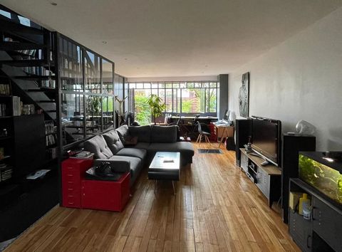 A hidden treasure in the heart of Vitry-sur-Seine, this exceptional loft flat combines the elegance of a town house, a mix of plant life and industrial design, with the serenity of a discreet retreat. This residence is a true call to creativity and c...