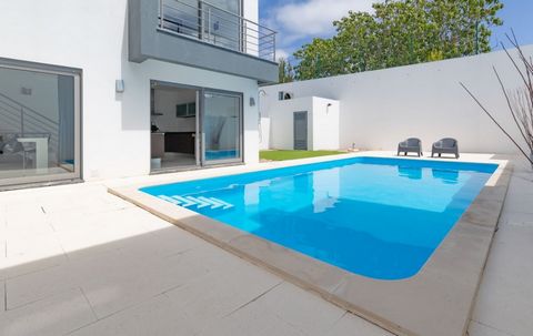 Magnificent villa with 5 bedrooms of modern architecture, with private heated pool and sea views inserted in a condominium. Description: On the ground floor there is a kitchen equipped with a dishwasher, washing machine, fridge, hob, oven, extractor ...