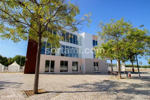 In Tavira excellent business opportunity. The largest commercial area, are three floors with four hundred square meters of wide area, with double bathrooms on each floor and elevator. Large terrace with magnificent sea view. Ideal for a hostel, exhib...