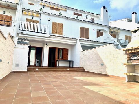 Beautiful semi-detached house in Roda de Bara with 3 double bedrooms with fitted wardrobes. Spacious living room with access to the large patio where you can enjoy an open space and barbecues with the family. Open kitchen. Hot and cold pumps througho...