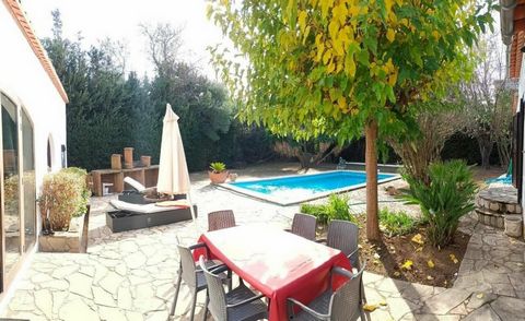 Beautifully located house in the excellent urbanization, Vizcondado de Cabanyes, not far from the medieval village of Calonge. Flat sunny plot of approx. 998 m2. A private pool (approx. 4m x 8m) surrounded by a Mediterranean garden invites you to rel...