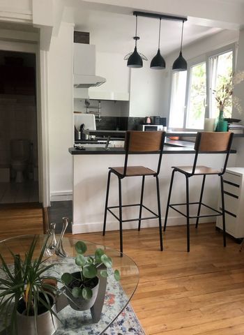 Mobility lease only ! Charming two-bedroom flat in the 14th arrondissement of Paris, offering an ideal living environment. Fully equipped and decorated to a high standard, this flat is a haven of comfort. The immediate proximity of metro line 6, just...