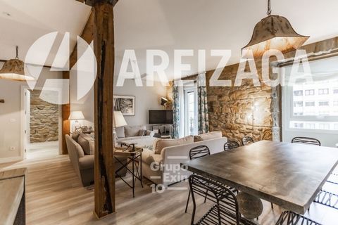 Areizaga Real Estate exclusive property.    Renovated home in one of the most exclusive areas of San Sebastián, just a step away from the beach, La Concha promenade, Buen Pastor Cathedral, etc., close to the city's best shopping, and near severa...