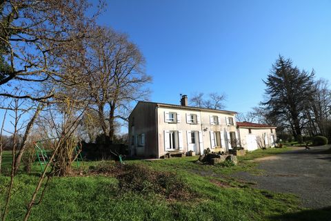 In a quiet area 2 minutes from the town centre of Saint-Savinien, a small town of character, with many shops and medical professions, come and discover in exclusivity this Charente house of 126 m2 on 2 levels with a dining kitchen, a living room with...