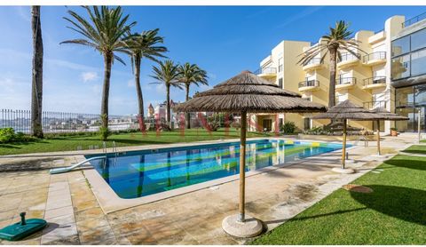 AVAILABLE FOR IMMEDIATE ENTRY! 2 bedroom flat in a gated community in São João do Estoril with swimming pool and gym facing the sea! This flat has 2 bedrooms, one of them en suite with access to a terrace, with good wardrobes, a bathroom to support t...