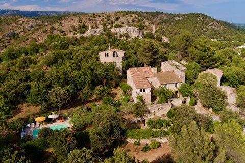 MÉRINDOL - Come and discover this exceptional property nestling in the heart of the historic centre of Mérindol with a commanding view! This property, with its exceptional character and almost 200 m² of living space, is set in exceptional surrounding...