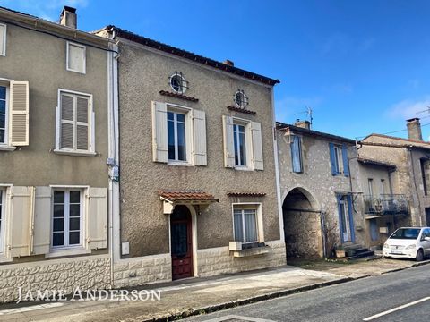 This pretty village house is located in the center of a sought-after village. A stone's throw from all the shops and the medical center, it offers three bedrooms upstairs and a great garden at the back. It consists of: Ground Floor: Entrance 8.2m2 - ...