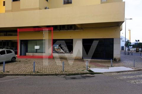 Shop with 50 m2, well located at the intersection of Rua Sidónio Pais and Rua D. Carlos I, close to the Riverfront and 2 minutes from Praia da Rocha, great for an office or other type of business.