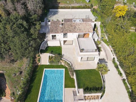 In elevated position, property benefiting from panoramic sea view, and also onto the village of Saint-Paul de Vence. Fully renovated, it offers a spacious convivial living-room with sliding windows leading out to the terraces, a modern high end fitte...