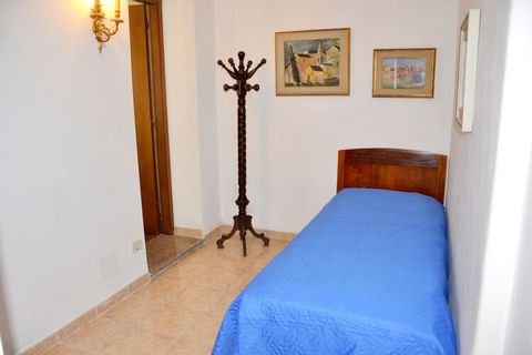 Located in the tourist town of Lazise, this holiday home with 3 bedrooms and a private, furnished garden is perfect for an Italian holiday. It is also near Lake Garda. You can enjoy your stay here with a small family or a group of 4 persons. Lazise m...