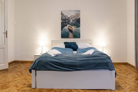 Willkommen in unserer gemütlichen und preisgünstigen Wohnung! Mit einer Gesamtfläche von 53 Quadratmetern verfügt unsere Wohnung über zwei Schlafzimmer und ist somit ideal für bis zu sechs Personen. Das erste Schlafzimmer ist mit einem bequemen Doppe...