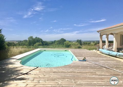 RARE! Villa with pool on a fully buildable plot of 4000m2 overlooking the countryside with an overview of the estuary. Living room of 52m2 with direct access, wooden terrace and swimming pool. Fitted and equipped kitchen with balcony-terrace access. ...